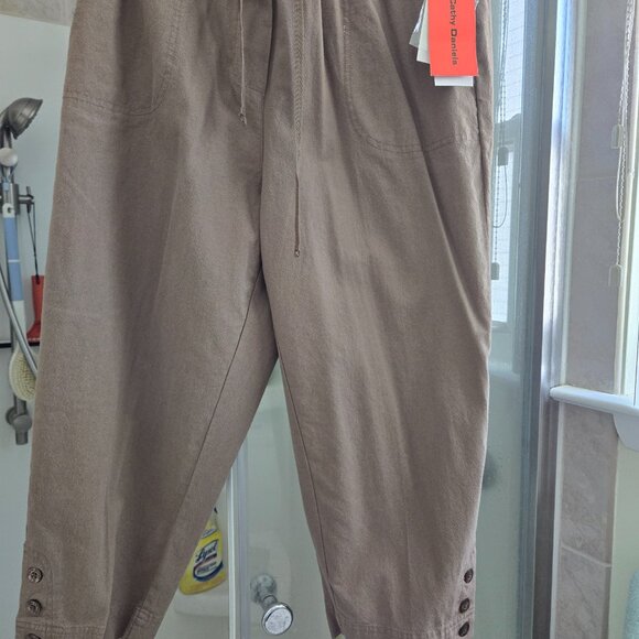 Pullon elastic waist Capri pants - Picture 3 of 3